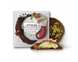 Туиль с сыром Камамбер, клюквенным конфи и фундуком в темном шоколаде, 50 г